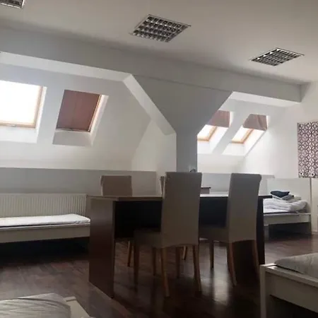 Hostel Konvoj Szálló *