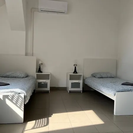 Konvoj Szálló Hostel *